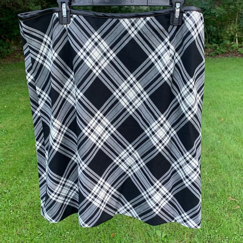 High waisted plaid mini skirt with pleather lining